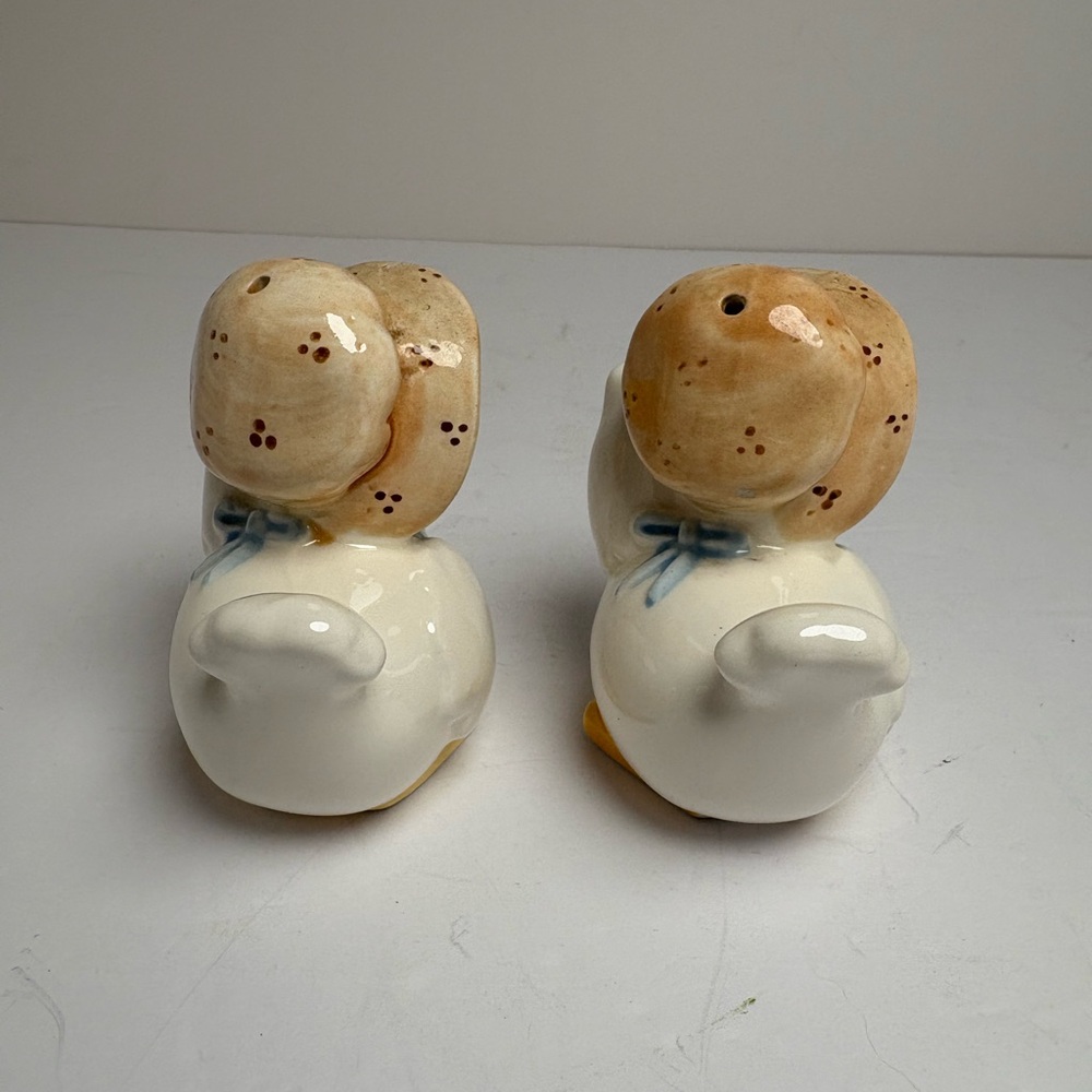 Charming Vintage Mrs. Goose Salt and Pepper Shakers - Picture 6 of 14